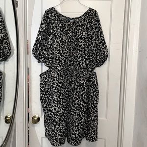 Old navy black and white adorable sides out dress